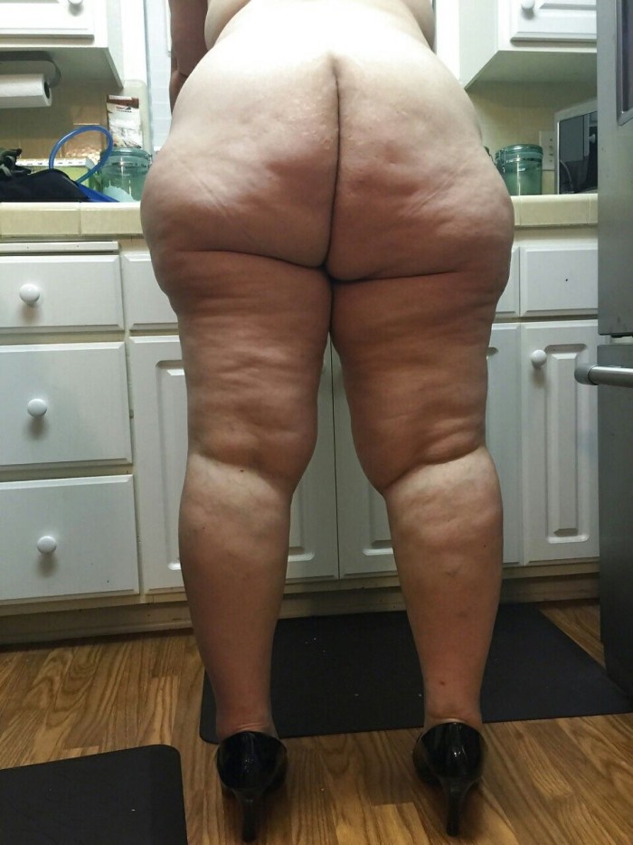 Wide hips of the ass in shorts