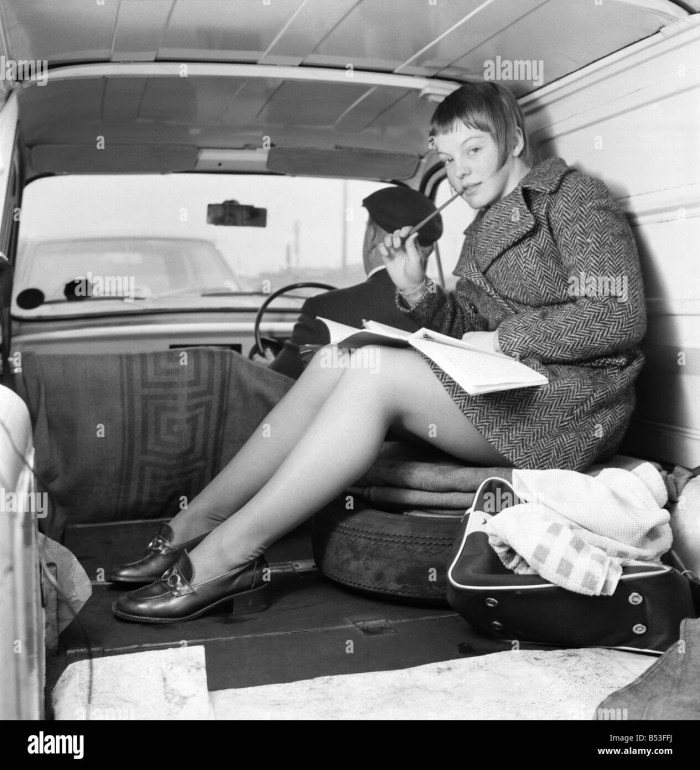 The girl leaned without panties