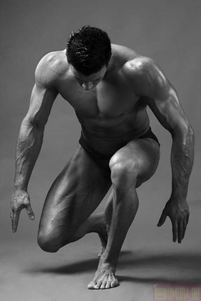 Artist Denis Chernov painting nude