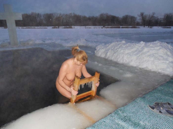 Bathing in the hole without complexes