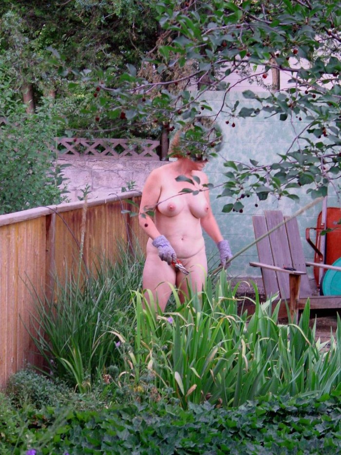Women peeping in the country