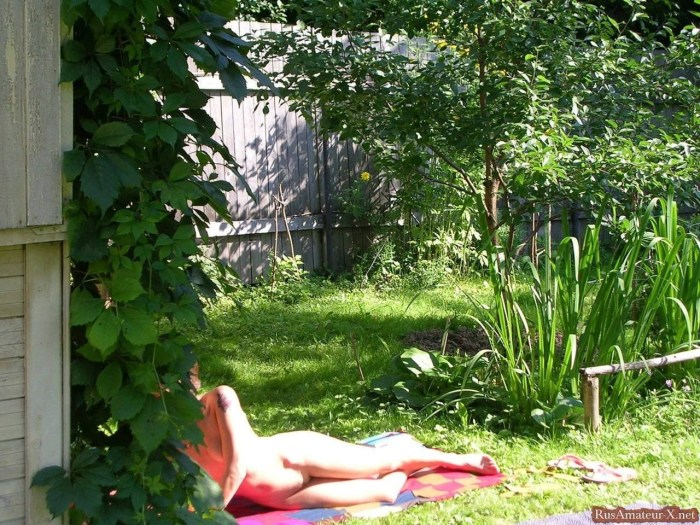 The neighbor in the country tanks nude