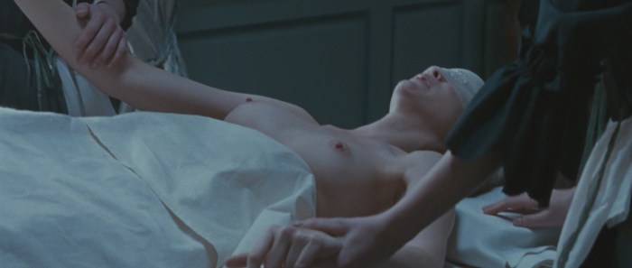 Vera Farmiga in an erotic stage