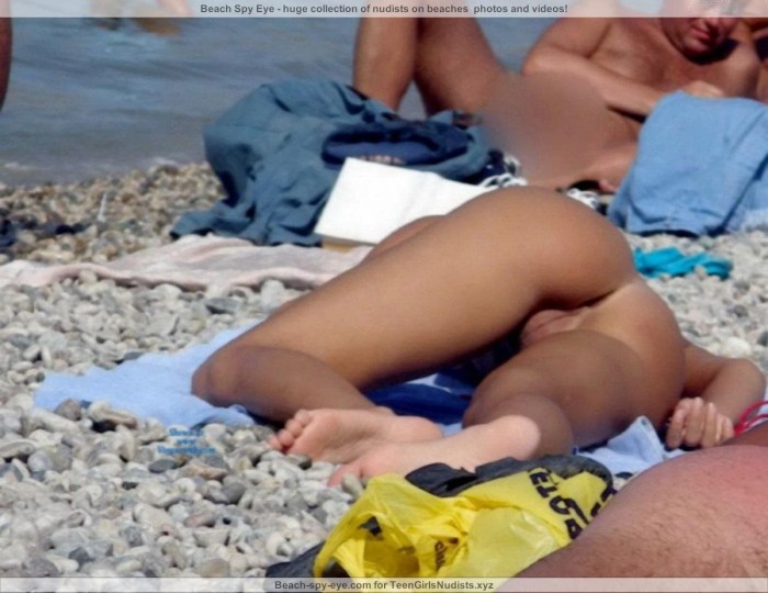 Peeping on a nudic beach